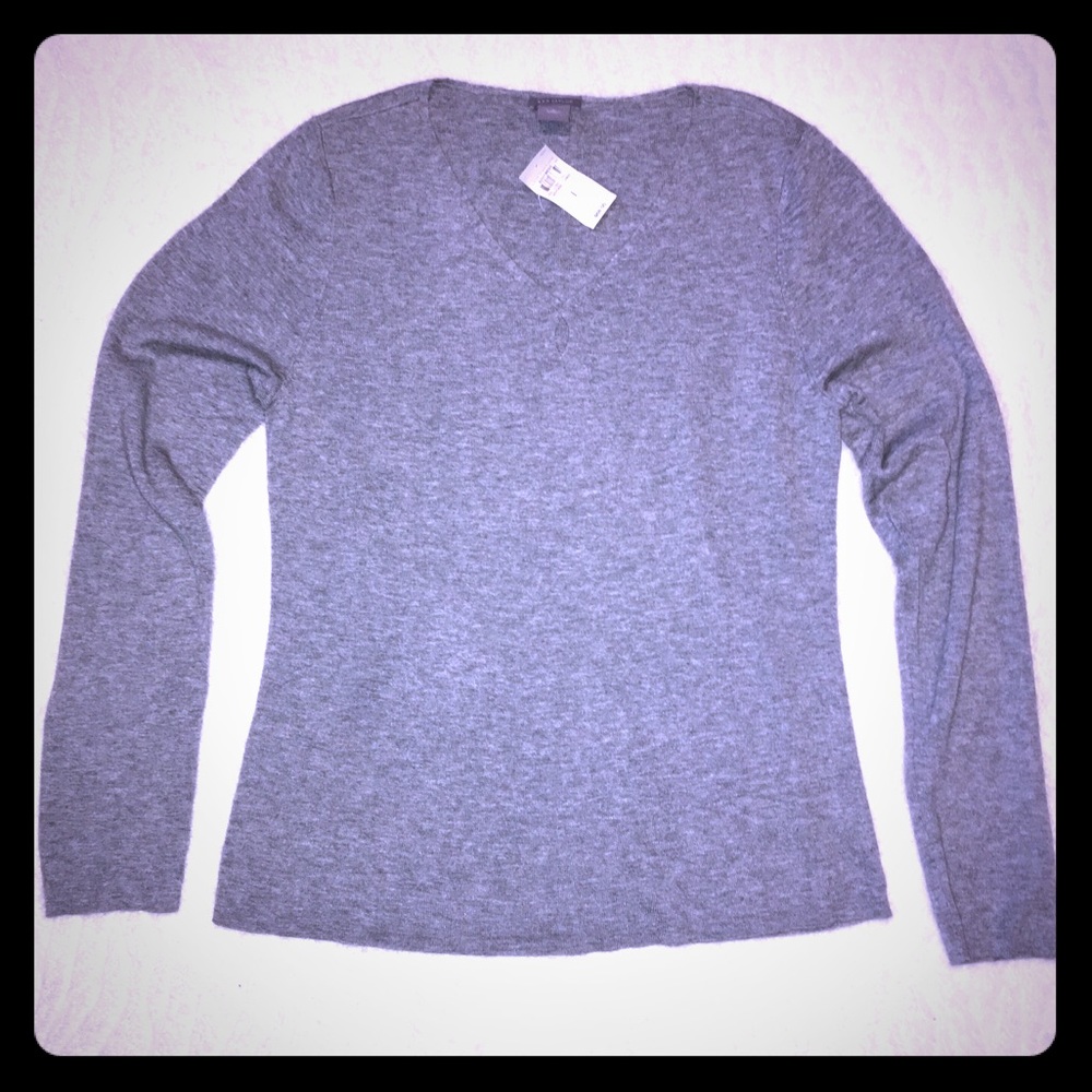 Cute sweater with keyhole detail